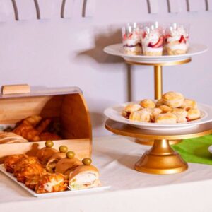 Buffet del restaurante La Galería del Hotel Arizona Suites Cúcuta con variedad de postres, quesos y embutidos.