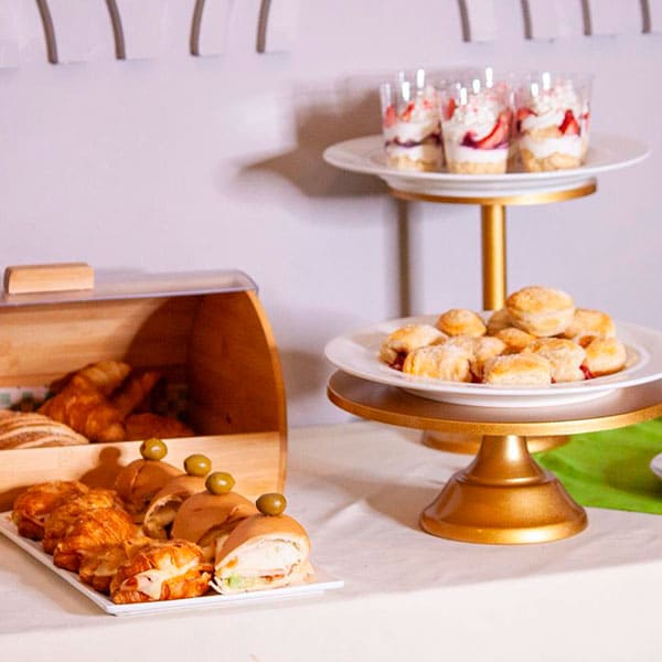 Buffet del restaurante La Galería del Hotel Arizona Suites Cúcuta con variedad de postres, quesos y embutidos.