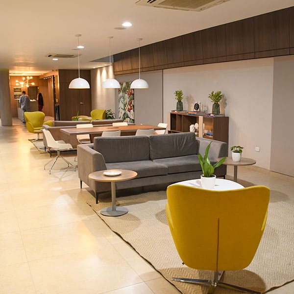 El Hotel Arizona Suites cuenta con 80 hermosas y amplias habitaciones para compartir en familia o viajes de negocios, áreas pensadas para el disfrute y descanso en la ciudad de Cúcuta.