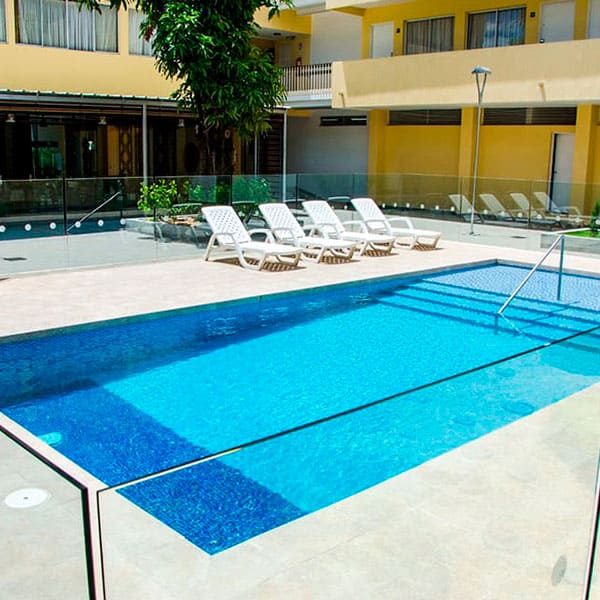 El Hotel Arizona Suites cuenta con 80 hermosas y amplias habitaciones para compartir en familia o viajes de negocios, áreas pensadas para el disfrute y descanso en la ciudad de Cúcuta.