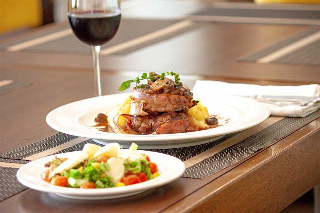 Gastronomía en el Restaurante La Galería del Hotel Arizona suites