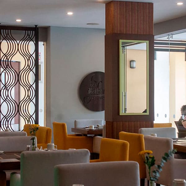 El Hotel Arizona Suites cuenta con 80 hermosas y amplias habitaciones para compartir en familia o viajes de negocios, áreas pensadas para el disfrute y descanso en la ciudad de Cúcuta.