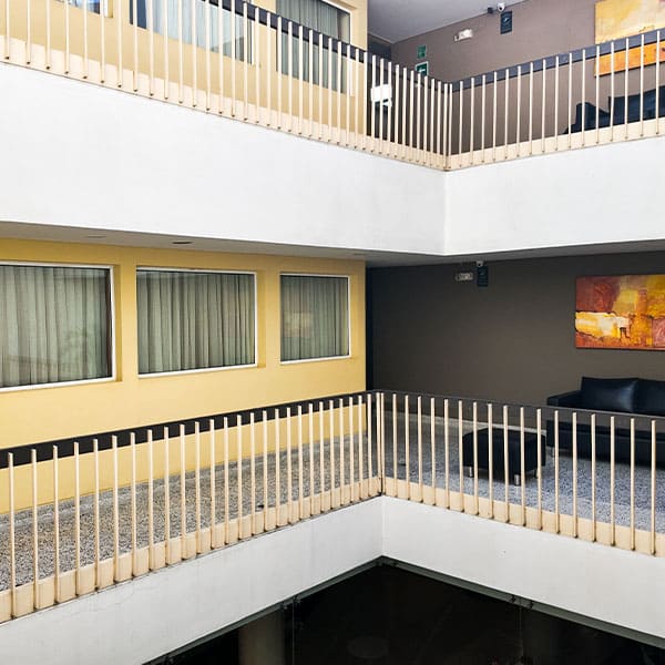 El Hotel Arizona Suites cuenta con 80 hermosas y amplias habitaciones para compartir en familia o viajes de negocios, áreas pensadas para el disfrute y descanso en la ciudad de Cúcuta.