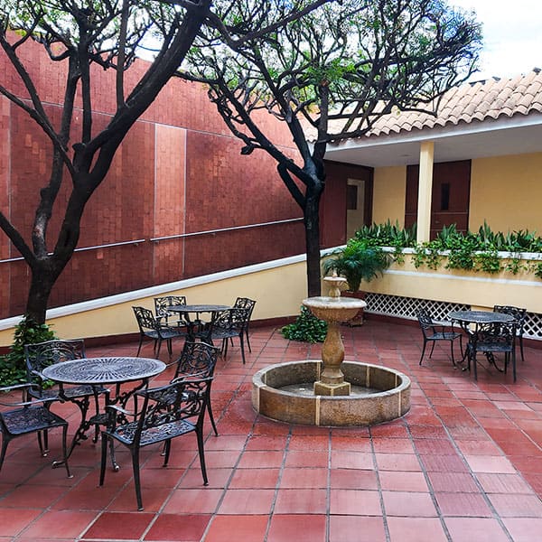 El Hotel Arizona Suites cuenta con 80 hermosas y amplias habitaciones para compartir en familia o viajes de negocios, áreas pensadas para el disfrute y descanso en la ciudad de Cúcuta.