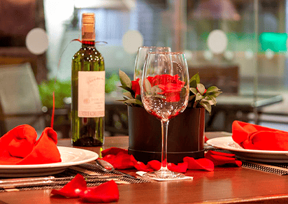 Pareja disfrutando cena romántica en el restaurante La Galería del Hotel Arizona Suites Cúcuta