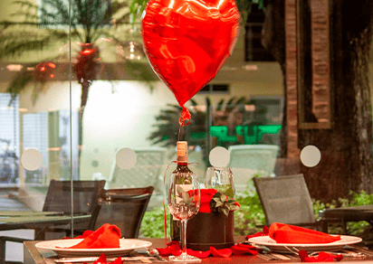 Pareja disfrutando cena romántica en el restaurante La Galería del Hotel Arizona Suites Cúcuta