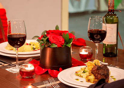 Pareja disfrutando cena romántica en el restaurante La Galería del Hotel Arizona Suites Cúcuta