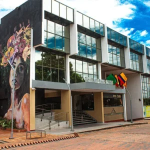 Fachada del Hotel Arizona Suites Cúcuta, edificio moderno con banderas y entrada principal en el centro de la ciudad.
