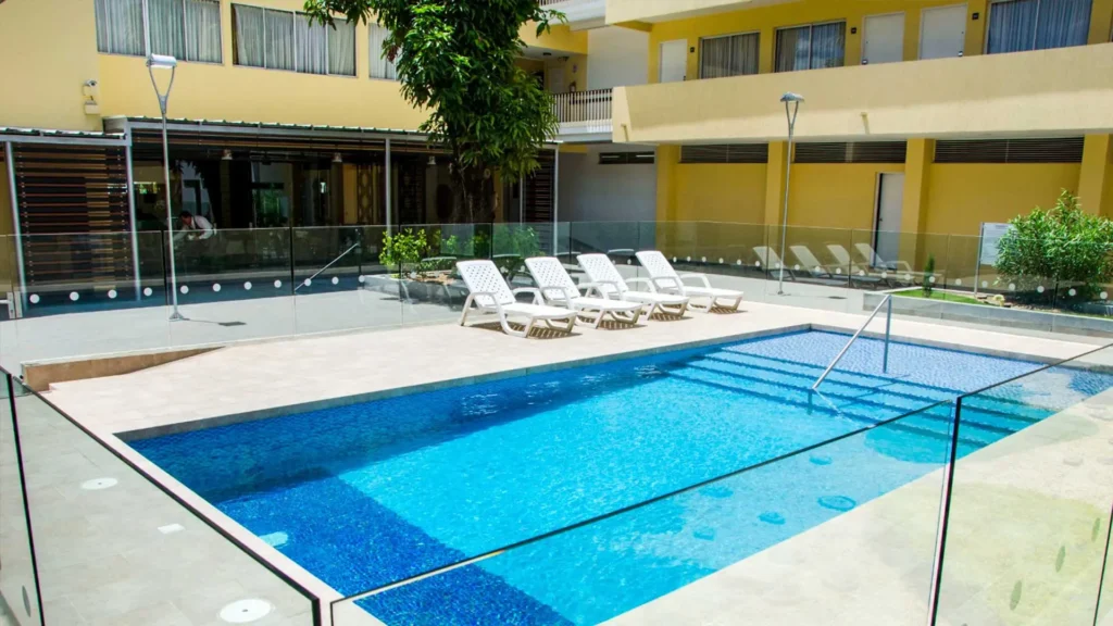 Piscina del Hotel Arizona Suites en Cúcuta, ideal para huéspedes y visitantes que buscan comodidad, descanso y servicios de hotelería de alta calidad en el centro de la ciudad.