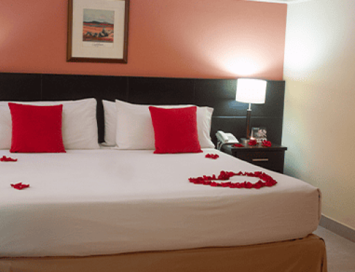 Habitación decorada con pétalos de rosa para noche romántica en el Hotel Arizona Suites Cúcuta
